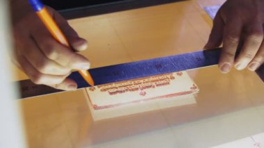 işçi kalem ve cetvel yakın görünümü ile şablon üzerinde işaretleri yapar