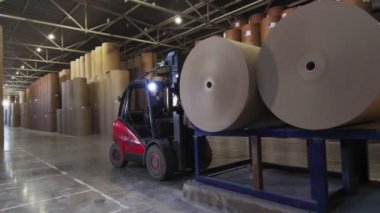 forklift yükleyici karton rulo alır ve fabrikada taşır