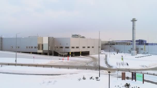 Luchtbeweging naar productie complex op besneeuwde koude dag — Stockvideo