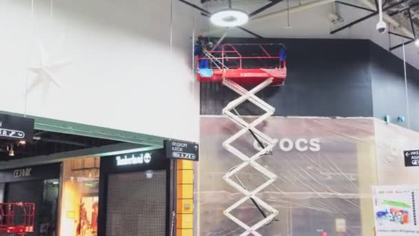 Hombres pintar zapatos tienda fachada negro en tijera ascensor timelapse — Vídeos de Stock