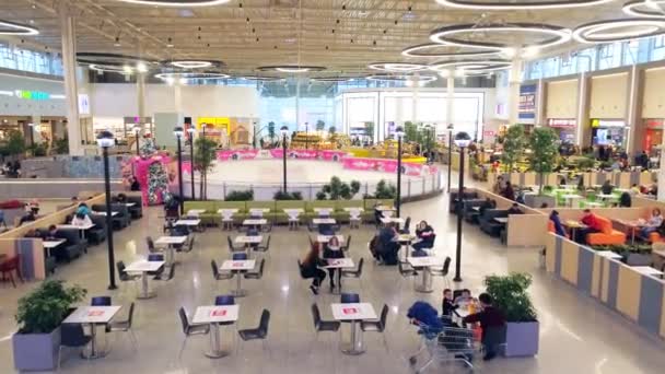 Acogedora cafetería en MEGA logo pista de hielo en el moderno centro comercial — Vídeos de Stock