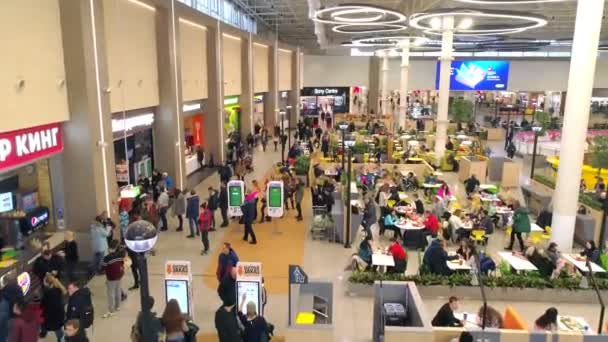 Winkelcentrum met gasten rusten en wandelen boven uitzicht — Stockvideo