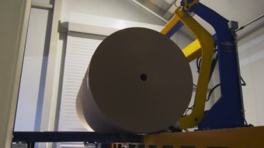 manipülatör ambalaj kağıdı rulosu fabrikada depolamaya iter
