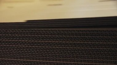 fabrika closeup makine ile kazık üzerine karton kağıt koyarak