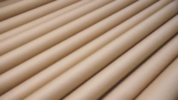 pliages bruns de nouveau papier cartonné sur convoyeur gros plan 