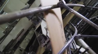 üretim hattı fabrikada kutular için karton kağıt virajlı