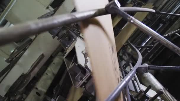 Ligne de production plie le papier carton pour les boîtes à l'usine — Video