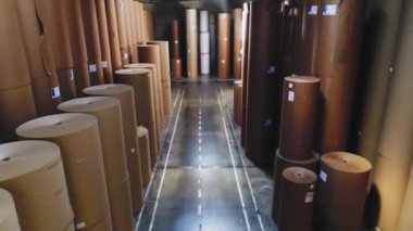 depoda çeşitli ambalaj kağıdı ve forklift yükleyici
