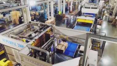 atölyede bağlı karton kutular makine taşımaları