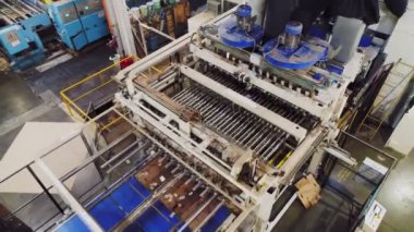 dükkanda konveyör ile taşınan açılmakta olan karton kutular