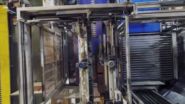 Kartong för lådor på produktionslinjen under kontroll av arbetare — Stockvideo