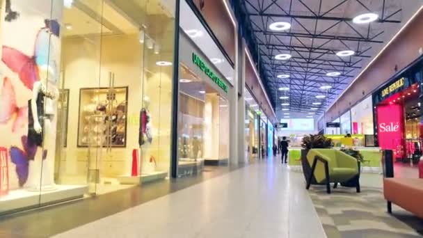 Mouvement le long des magasins avec de grandes vitrines dans le centre commercial — Video