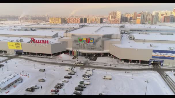 Mega köpcentrum och vinter parkering plats övre vy — Stockvideo
