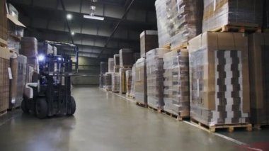 forklift yükleyici depoda paketlenmiş karton alır