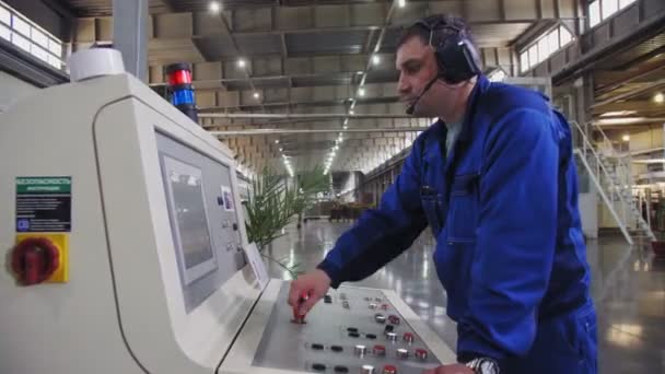 Ingeniero opera con el panel de control de la máquina en el taller — Vídeos de Stock