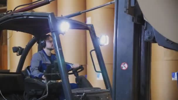 工人驾驶叉车装载机与纸卷在仓库 — 图库视频影像