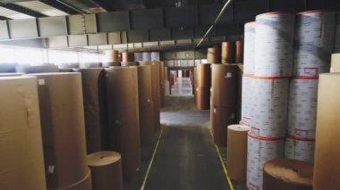 fabrika depolama kağıt ruloları arasında geçiş boyunca hareket