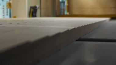 atölyede üretim hattı ile taşınan karton