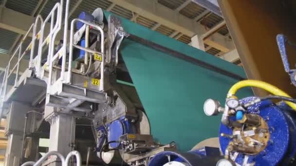 ligne de production avec bande verte et rouleaux tournants en magasin 