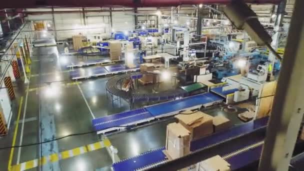 Цех по производству бумаги с автоматизированным оборудованием — стоковое видео