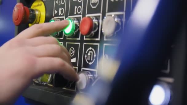 El trabajador presiona el botón en el panel de control en primer plano del taller — Vídeo de stock