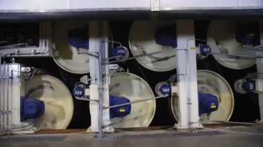 üretim tesisi atölyesinde tornalama parçaları ile takım tezgahı