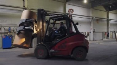 işçi depolama kağıt rulo taşıyan forklift yükleyici sürücüler
