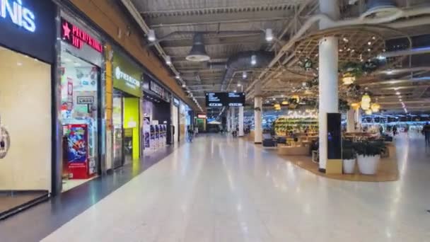 Guests walk along shopping center hall with stores timelapse — Stock Video