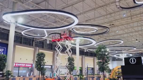 Elektrikçiler alışveriş merkezi timelapse tavan altında yuvarlak lambalar düzeltmek — Stok video