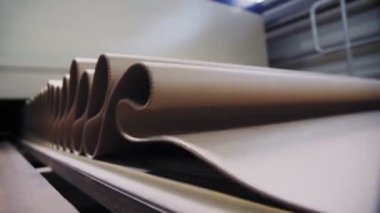 konveyör bant taşımaları fabrika atölyesinde karton kağıt