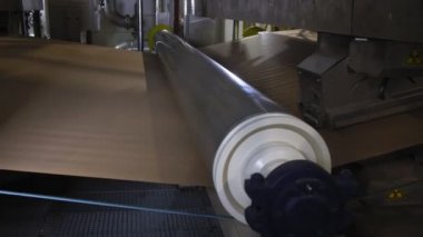 ambalaj kağıt dükkanda ütü sonra metal rulo altında hareket eder