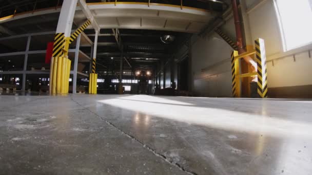 Montacargas cargador unidades a lo largo de planta almacén ángulo bajo tiro — Vídeos de Stock