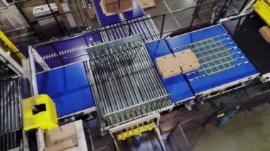 yukarıdan bitki görünümünde üretim hattında karton kutu
