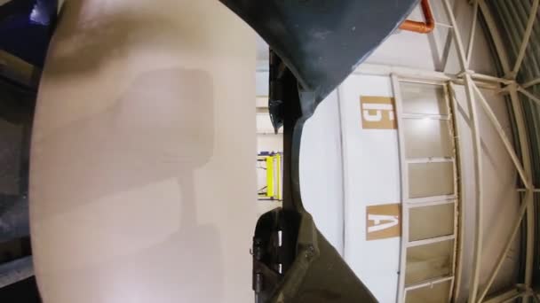 Manipulateur transporte énorme rouleau de papier en gros plan de stockage — Video