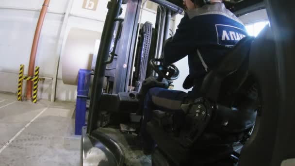 창고에서 거대한 종이를 복용 하는 지게차 로더를 구동 하는 노동자 드라이브 — 비디오