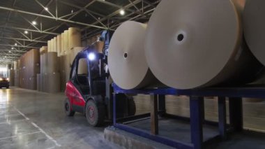 manipülatör ile yükleyici depolama büyük kağıt rulo alır