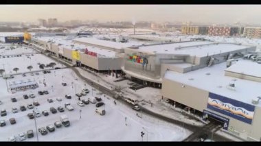 kışın büyük Mega alışveriş merkezine otopark üzerinde hareket