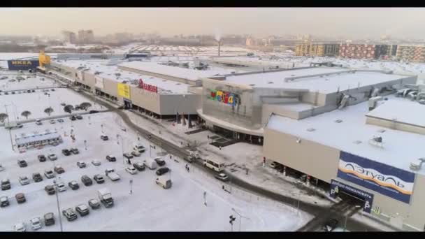 Beweging over parkeerplaats naar enorme Mega Shopping Mall in de winter — Stockvideo