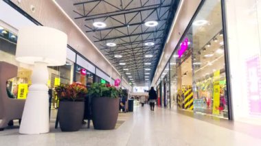 moda mağazaları arasında alışveriş ile geçiş boyunca hareket