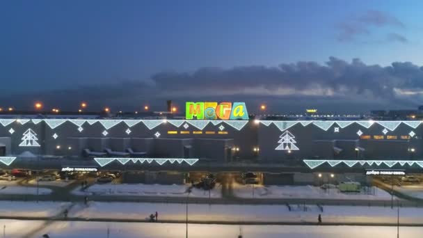 Enorme centro commerciale MEGA decorato per le vacanze di Natale — Video Stock