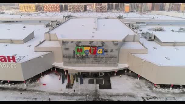 Fachada del centro comercial MEGA en el frío día de invierno vista superior — Vídeo de stock