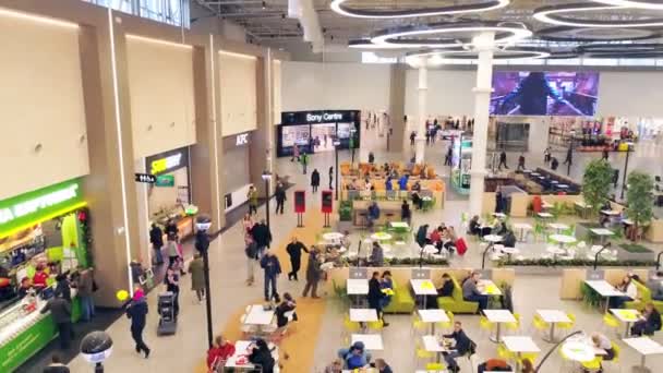 Gästerna vila i foodcorts och besöka olika butiker i mall — Stockvideo