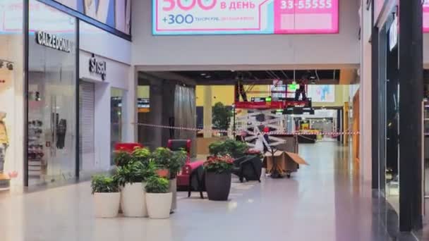 Workers on ground finish works in shopping mall timelapse — Stock Video