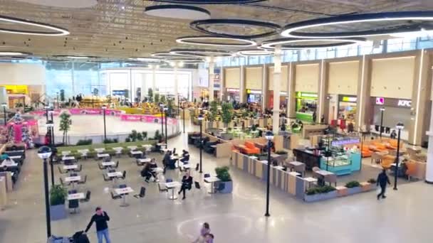 Winkelcentrum met gezellige ijsbaan en Food Courts bovenste uitzicht — Stockvideo