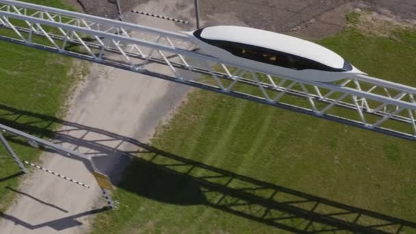 Unibus conduce a lo largo de puente ferroviario en día soleado vista superior — Vídeos de Stock