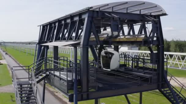 Estación con nuevo uniwind bajo el cielo en la vista aérea de día agradable — Vídeo de stock