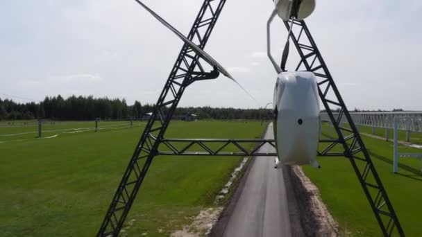 Camera follows uniwind moving along cableway over grass — Stock Video