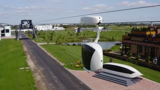 Uniwind zieht gegen Teich und blauen Himmel zur Station — Stockvideo