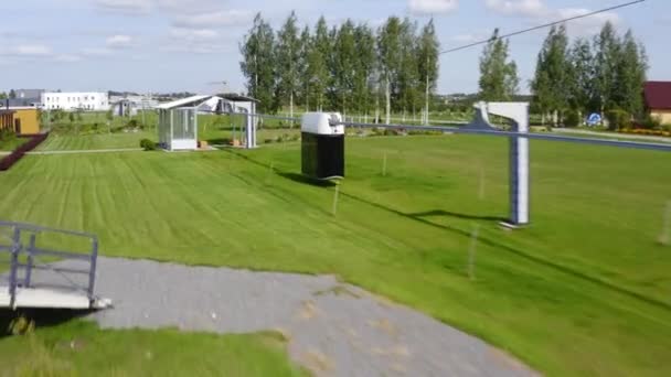 Unibus jezdí po závěsné železnici nad travní anténou — Stock video