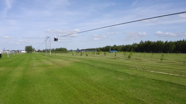 Snelle Unibus-aandrijvingen langs de suspension Railway over het groene veld — Stockvideo